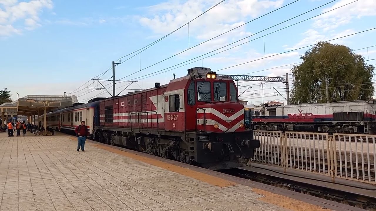 TCDD Kutahya station, DE24 257 & DE24 331, 01-11-2023.