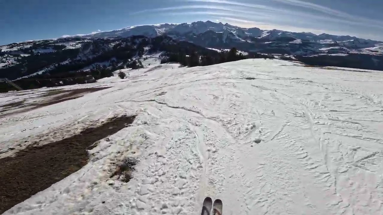 Skifahren bei sehr wenig Schnee auf der Ibergeregg 2025