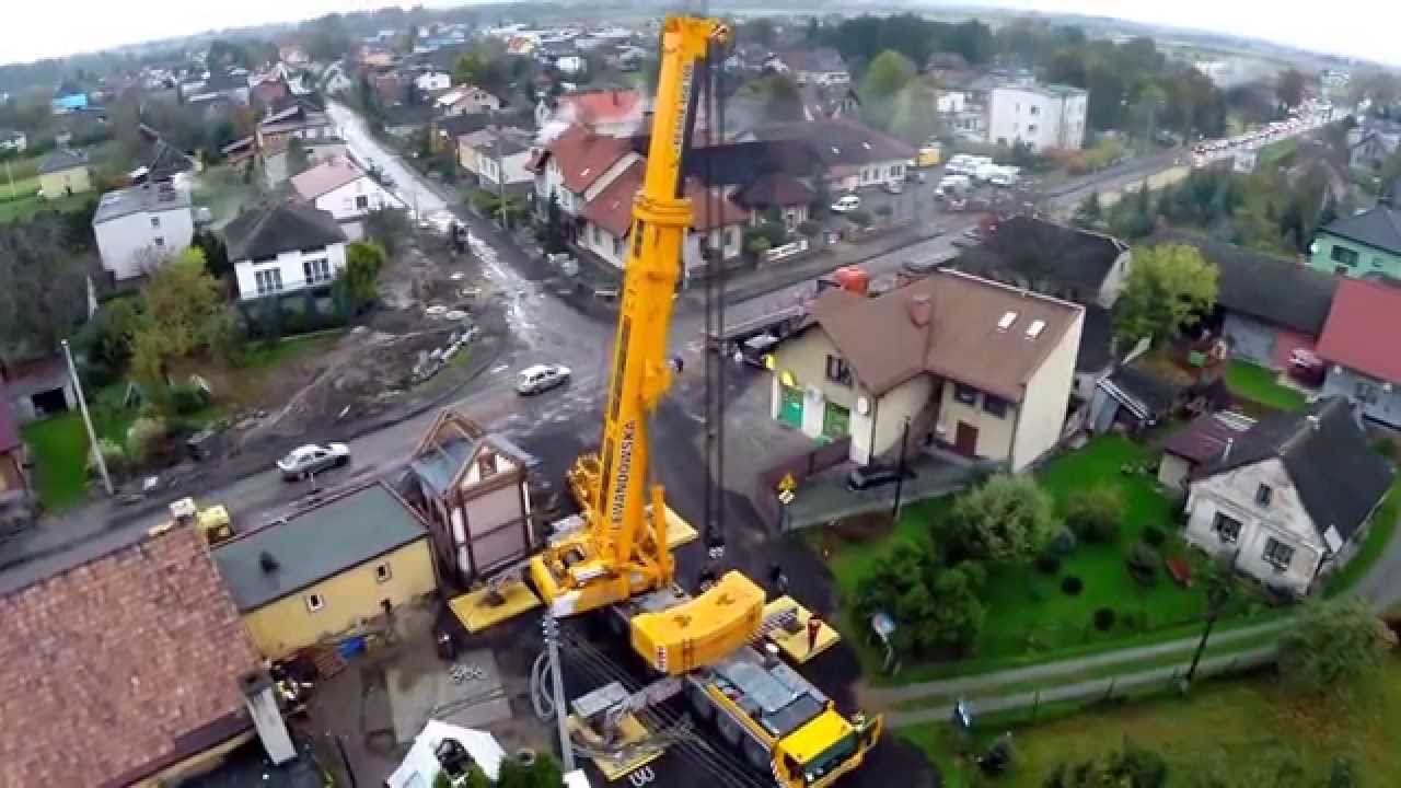 Przeniesienie zabytkowej kapliczki w Nowej Wsi za pomocą potężnego dźwigu