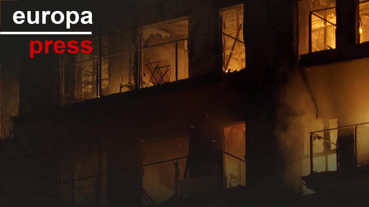 Un incendio de grandes dimensiones arrasa dos edificios en Valencia y deja 14 heridos