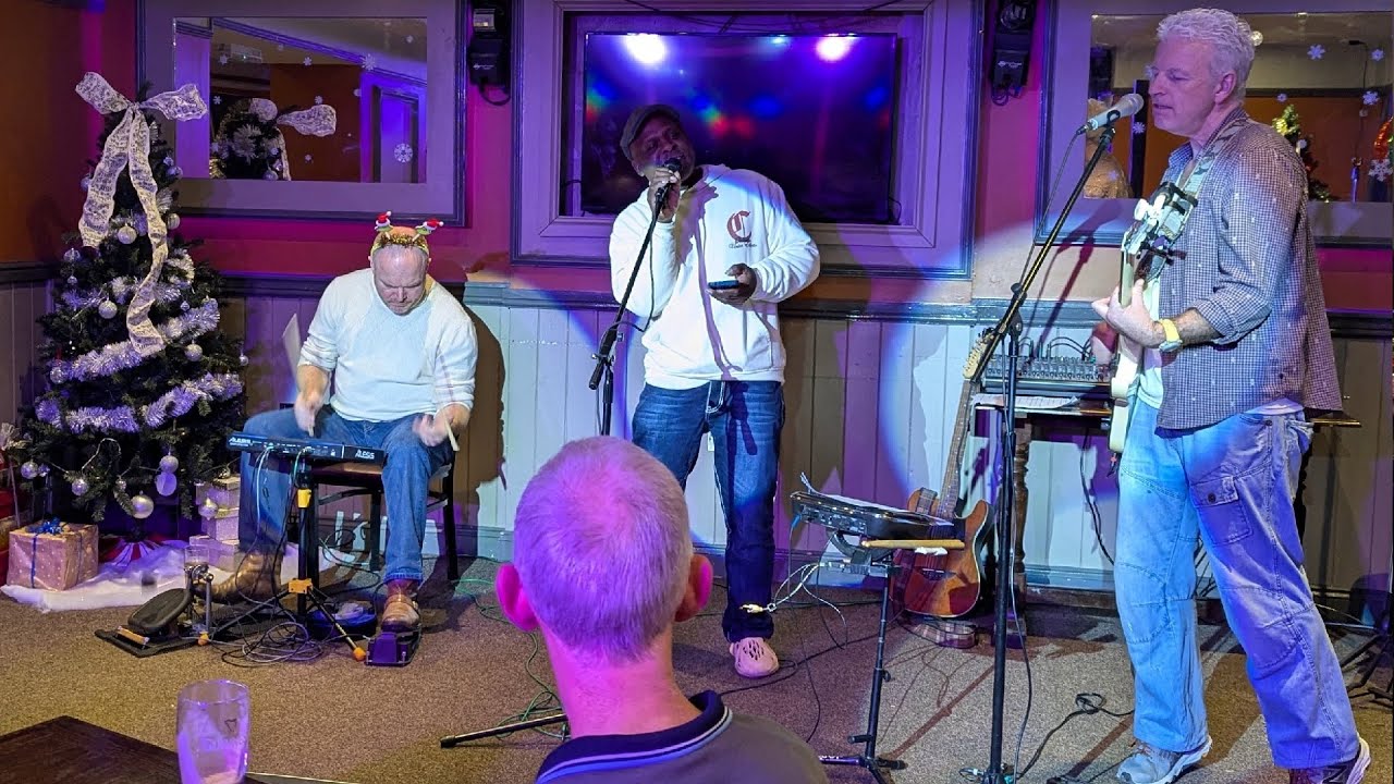 Oasis She's Electric live cover Craig Inc at Kingfisher Wellingborough Open Mic December 2025
