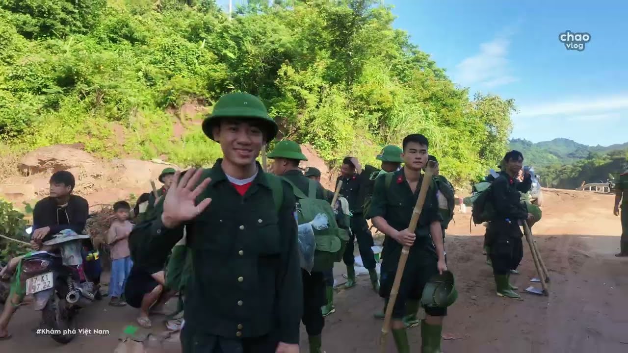 Theo Em Nhi Đi Cứu Bố Mấy Ngày Nhịn Ăn Gặp Rất Nhiều Cảnh Sát Cơ Động Đi Vào Vùng Lũ Lụt..!!