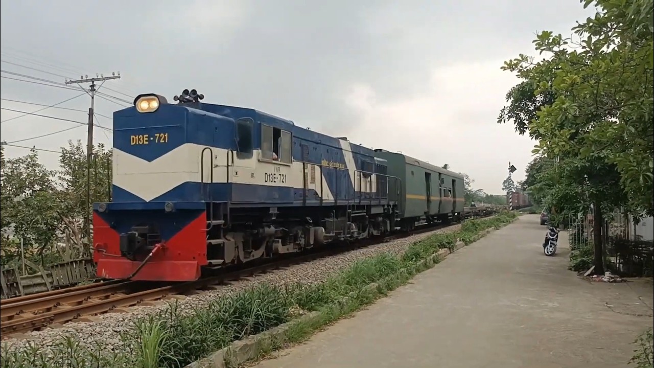 D13E-721 kéo tàu hàng thông qua ga Đông Anh 17/04/2024