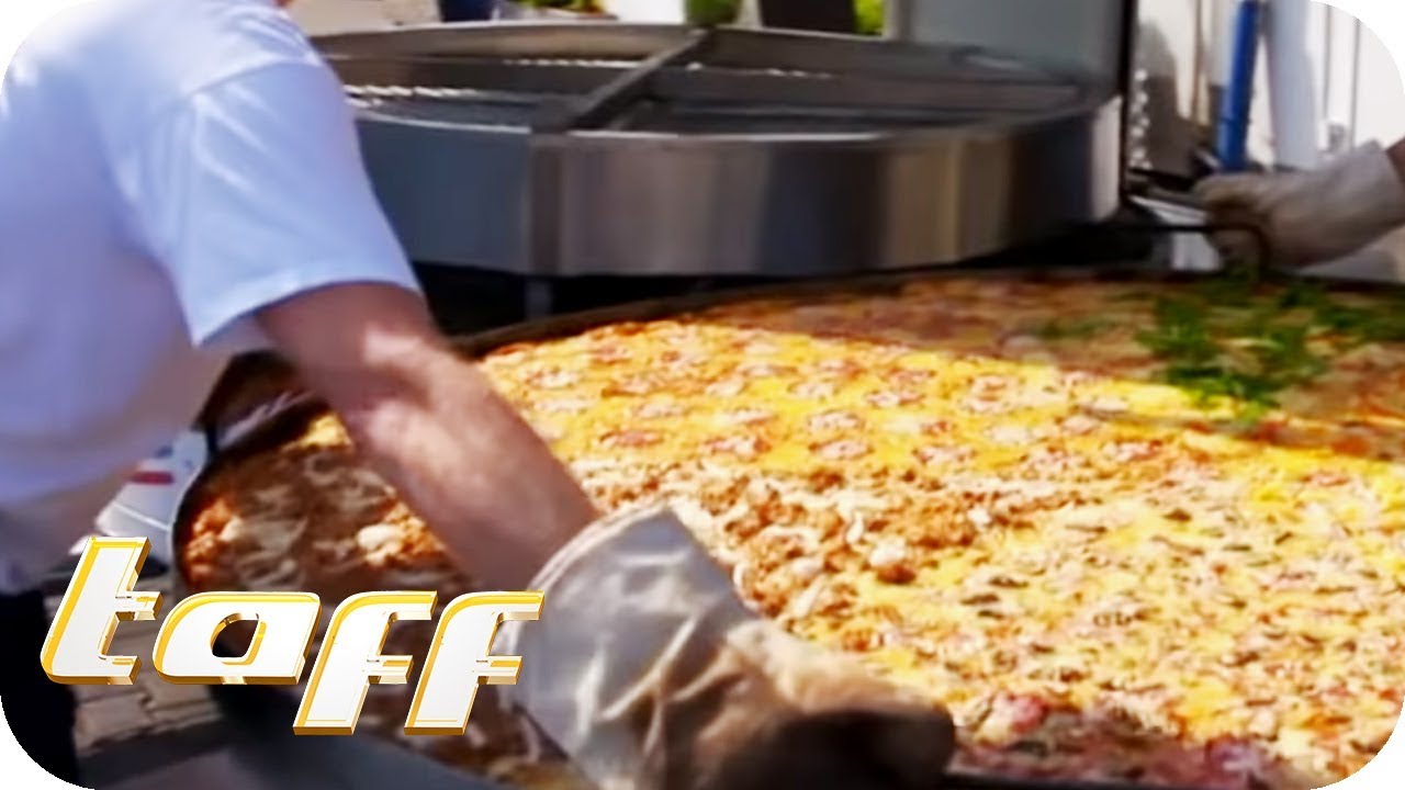 NEUER REKORD! Die gr&ouml;&szlig;te Lieferpizza der Welt kommt aus Deutschland | taff | ProSieben