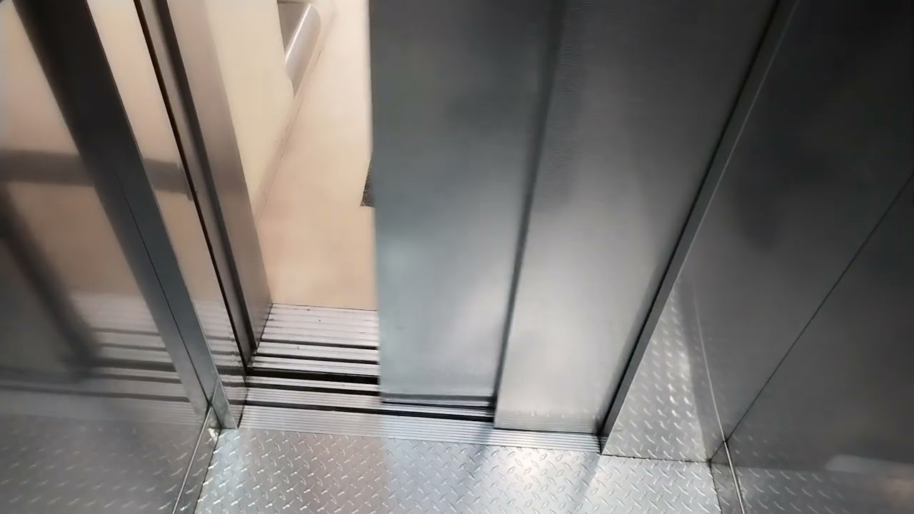 magnifique ascenseur schindler s série modernisé par thyssenkrupp monaco