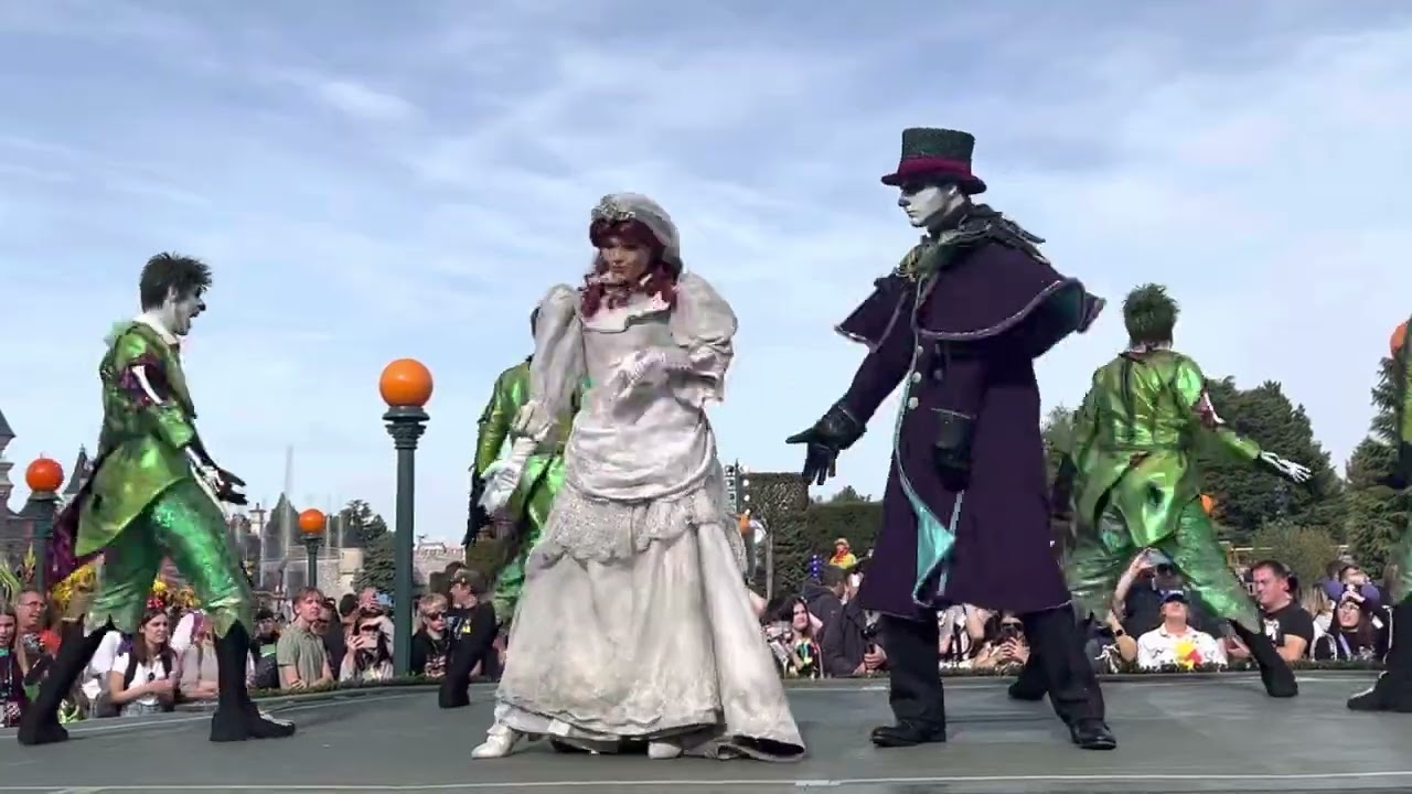 Melanie Ravenswood - Disneyland paris 28th October 2022