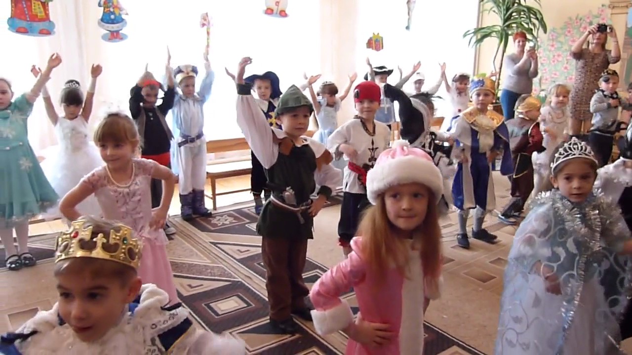 Вхід дітей на новорічний ранок.