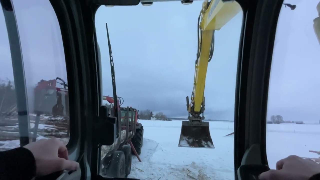 Ensimmäinen video! Puun halkomista kaivinkoneella.