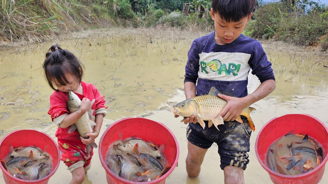 Today the two brothers went fishing to sell, mother and baby stayed at home.