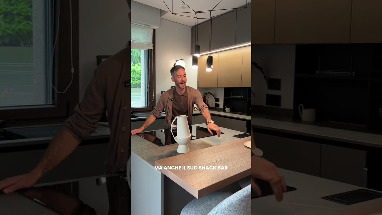Cucina con angolo bar e angoli nascosti #interiordesign