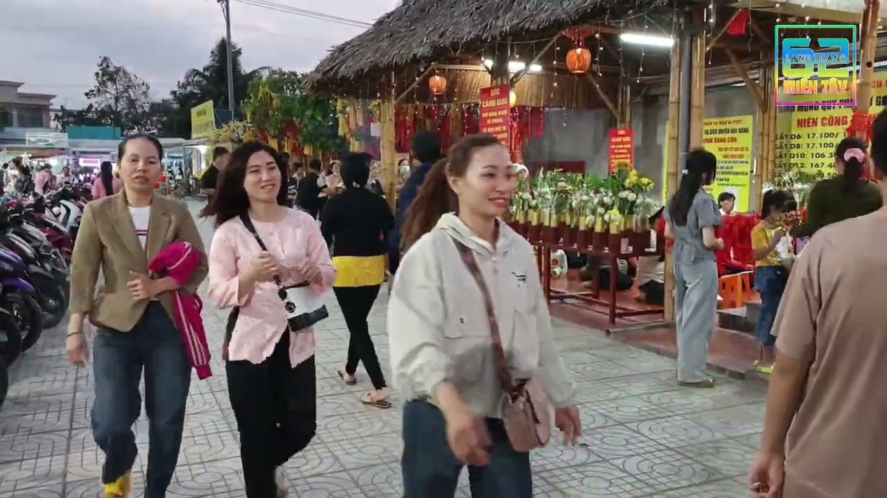 Buổi tối nhiều bà con về Mẹ Mẫu Tiền Giang 