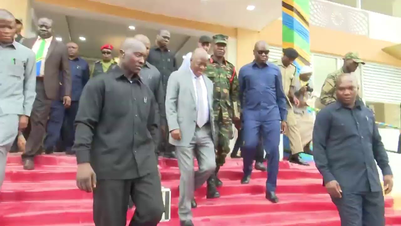 RAIS MAGUFULI AKIWEKA JIWE LA MSINGI MRADI WA UJENZI WA SOKO LA KISASA KISUTU