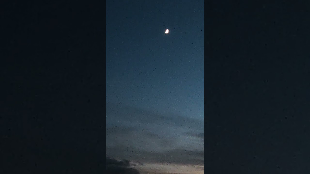夕焼けと黒っぽい灰色の雲と星と月 20241206 ５時