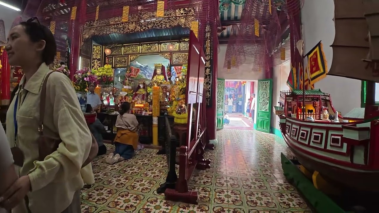 Chen chân xin xăm ở Hội quán Phúc Kiến - Hội An
