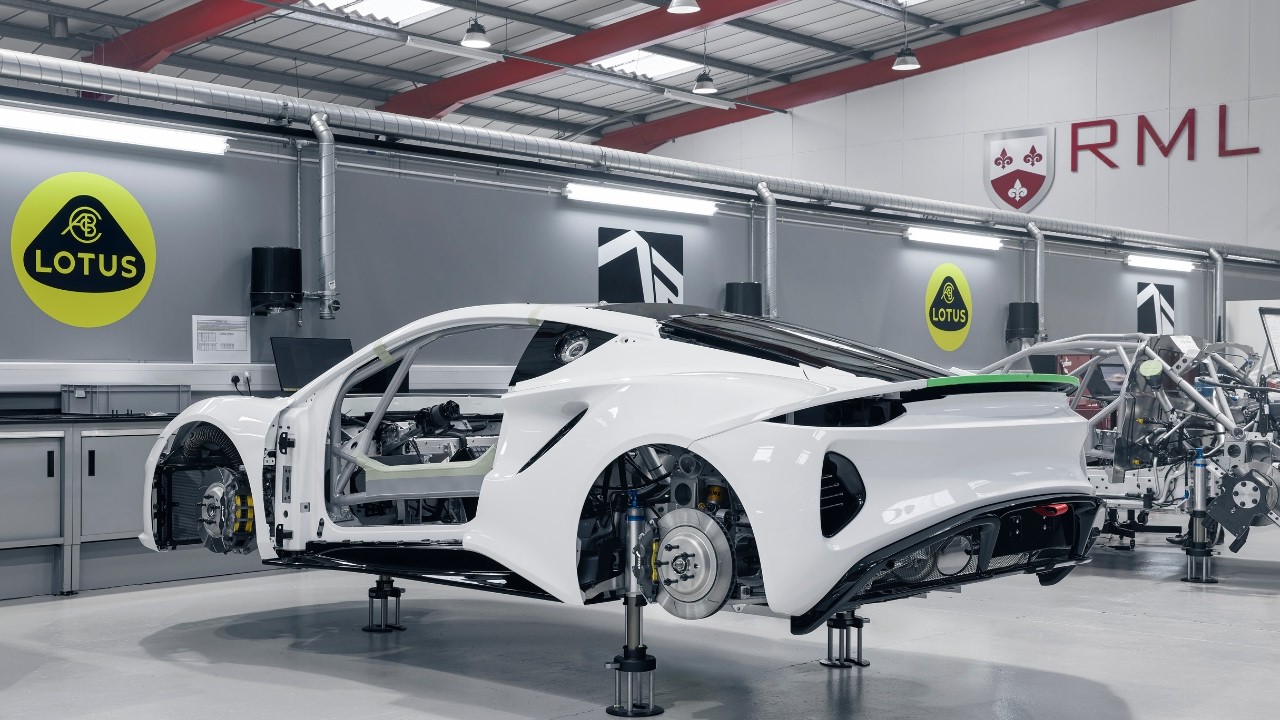Zajrzyj do RML, firmy, kt&oacute;ra buduje samochody wyścigowe Lotus Emira GT4