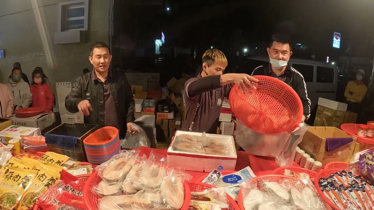 19  滿滿一大盤鮭魚價格很划算~小家庭吃不完沒關係~少少也是便宜~ #嘉義趙又廷 #全晟海產 #週二社頭夜市 #海鮮拍賣 #海鮮叫賣