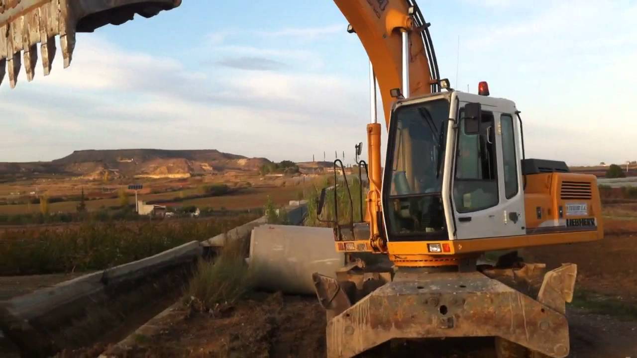 Liebherr 914 limpiando hormigon