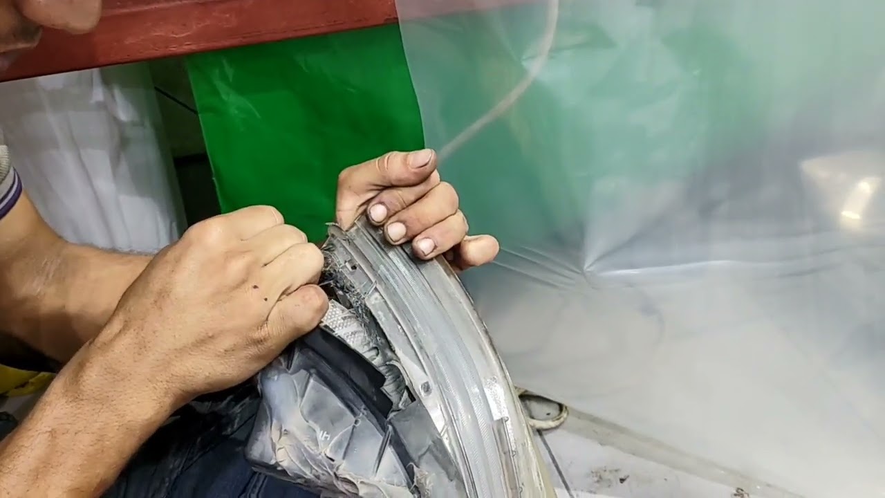 طريقة تغيير بلاستيك الأنوار الأمامية كيا ريو 2013