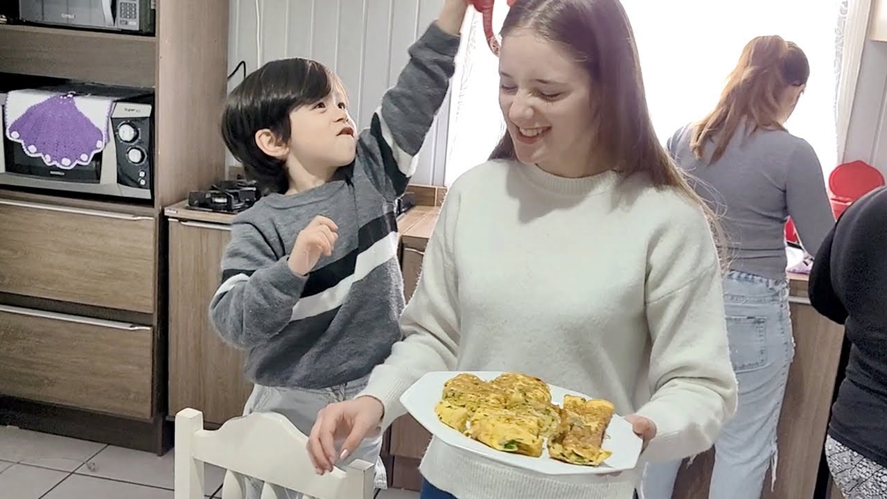 직접 키운 부추로 점심 계란말이 만들어봤습니다
