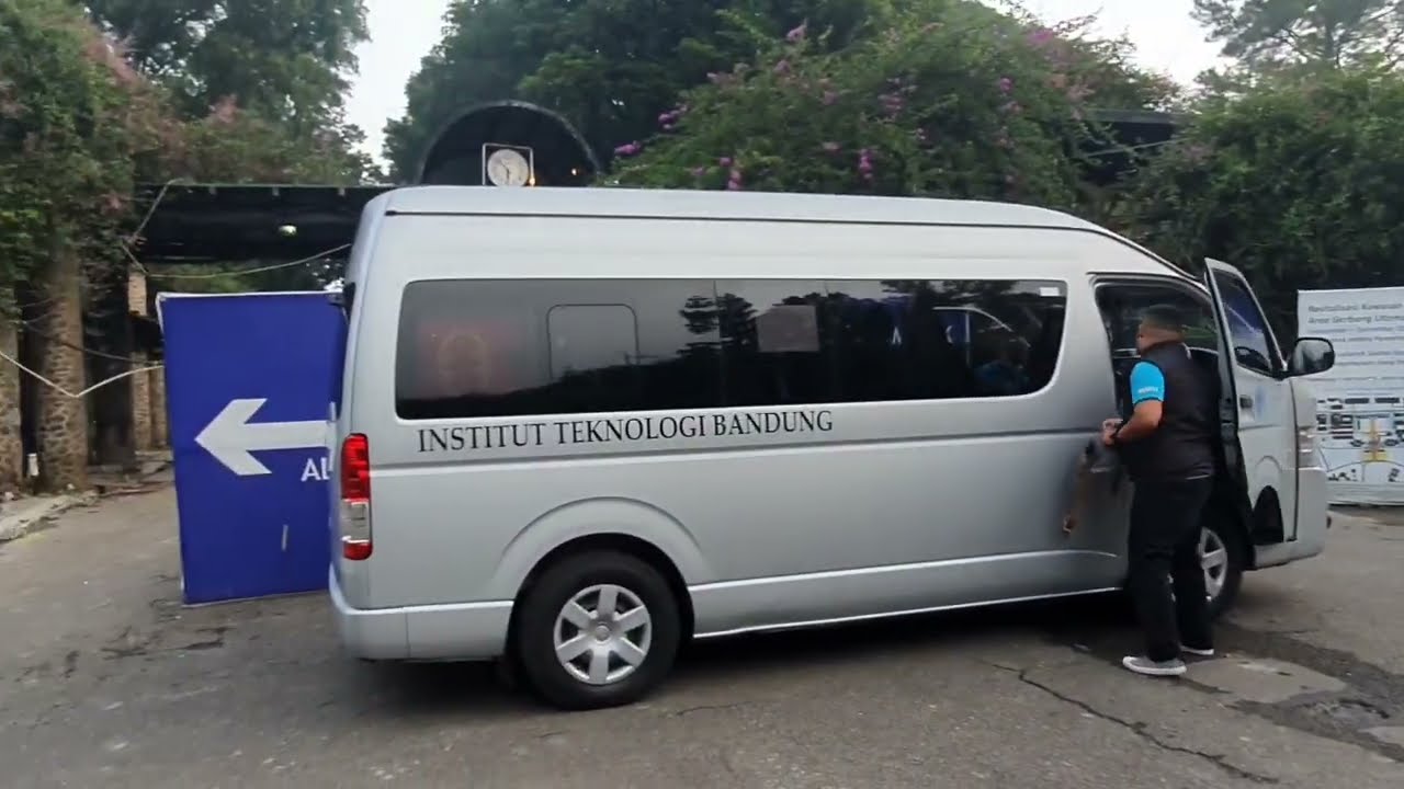 Perjalanan ke kampus ITB Cirebon dari kampus ITB Ganesha dengan menggunakan mobil shuttle ITB
