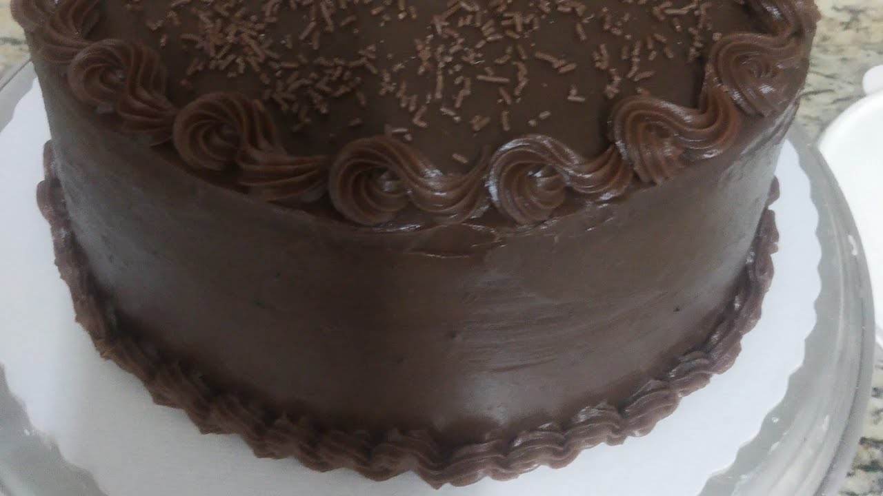 Cobrindo bolo com brigadeiro ponto de bico