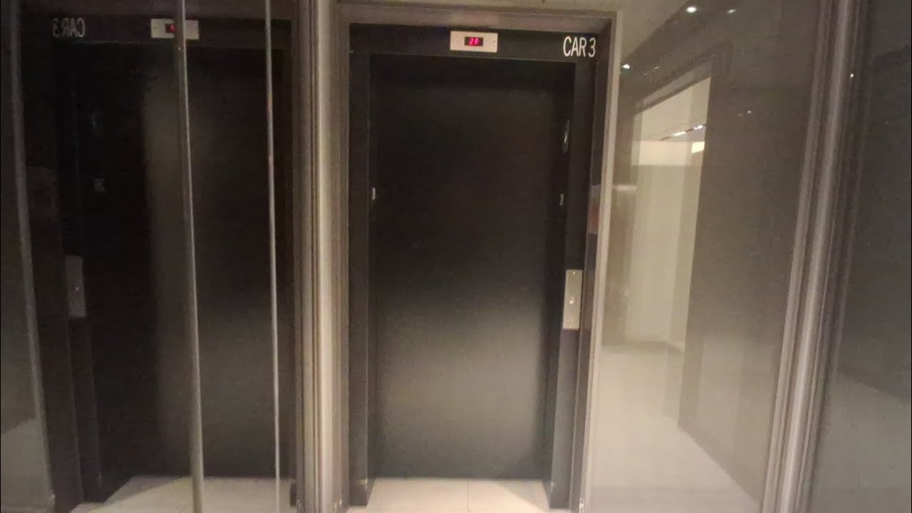 Ужасный гидравлический лифт Schindler HT 330A VR в магазине ZARA, Westlake Center, Сиэтл, штат Ва...