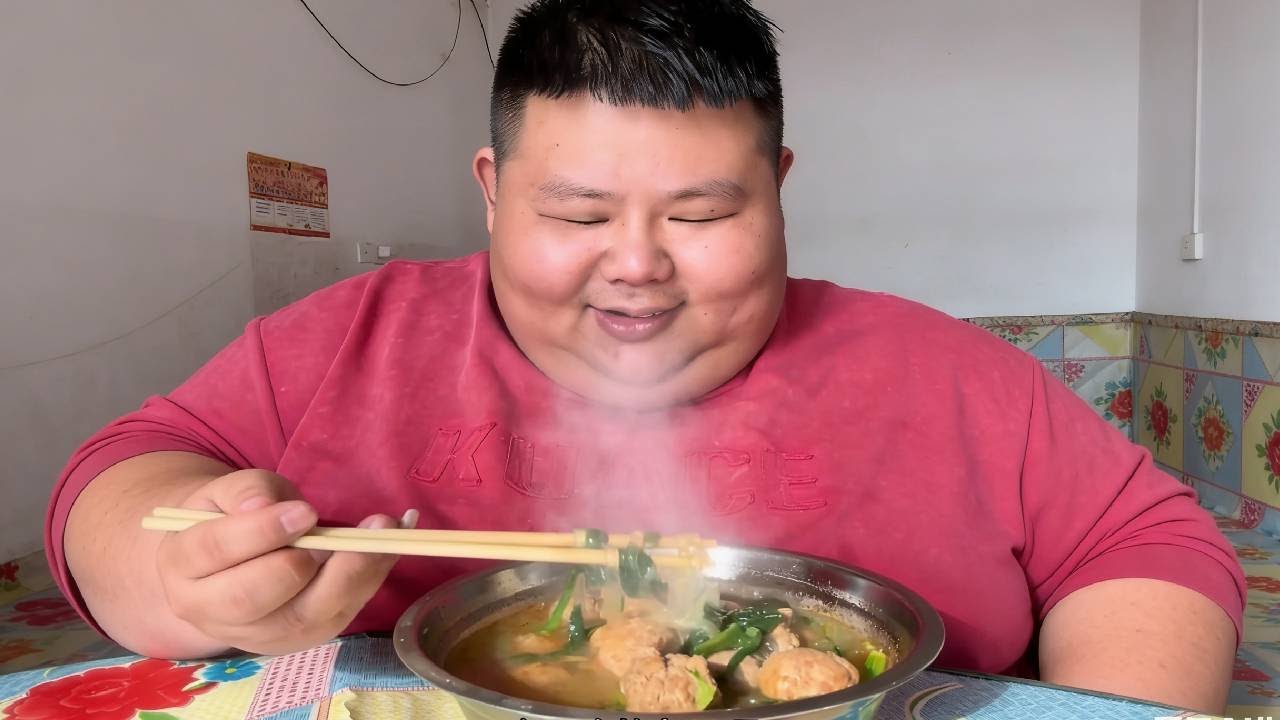 400斤的良子今天吃什么？一晚热气腾腾的丸子汤让良子胃口大开 #良子大胃袋 #良子 #吃播 #大胃王 #美食