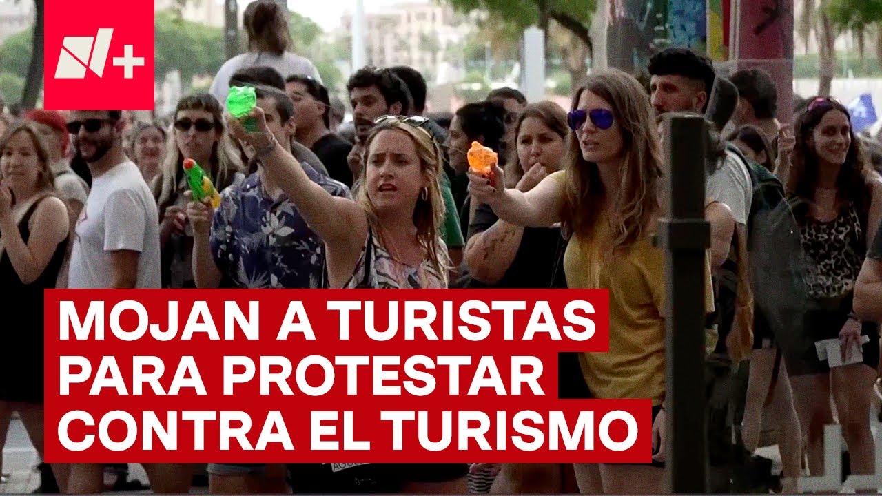 Mojan a turistas en protesta por el turismo masivo en Barcelona - N+