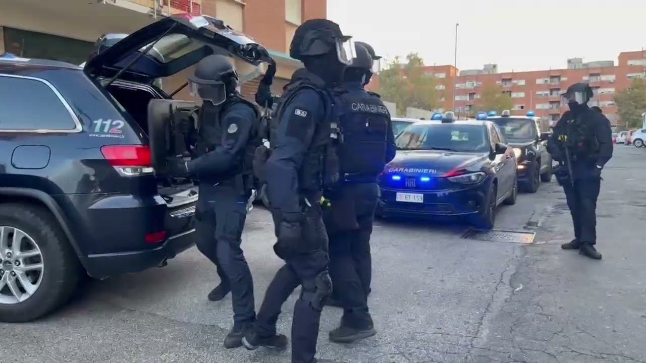 Ostia, maxi operazione dei carabinieri: elicotteri e reparti speciali nelle piazze di spaccio