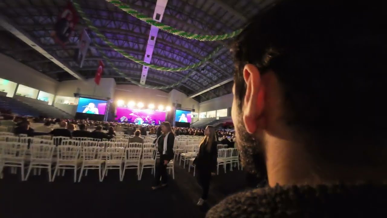 Mehmet şarkı söylüyor ama ses patlarsa video biter