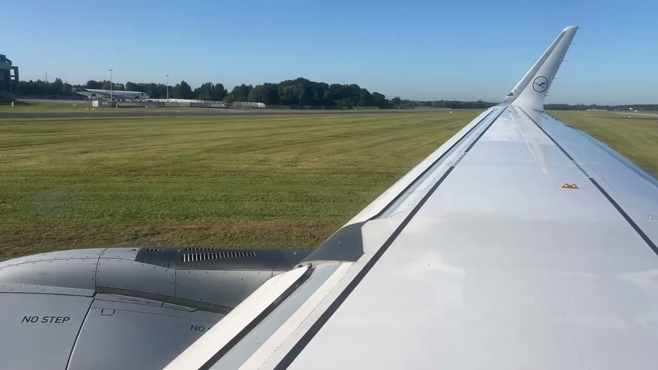Lufthansa A320neo landing Hamburg
