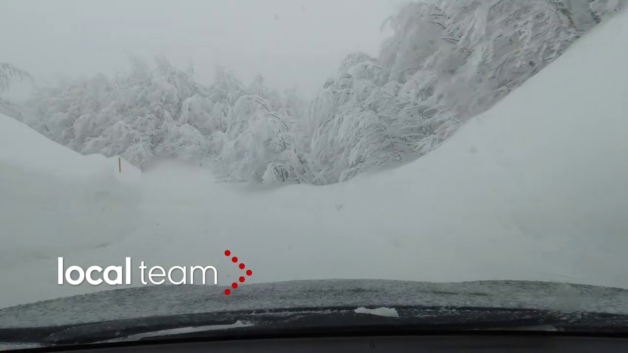 La strada per San Pellegrino in Alpe tra Toscana ed Emilia: muri di neve lato strada