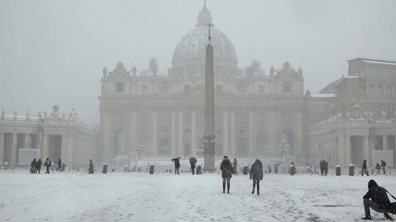 Maltempo a Roma: la basilica di San Pietro sotto la neve