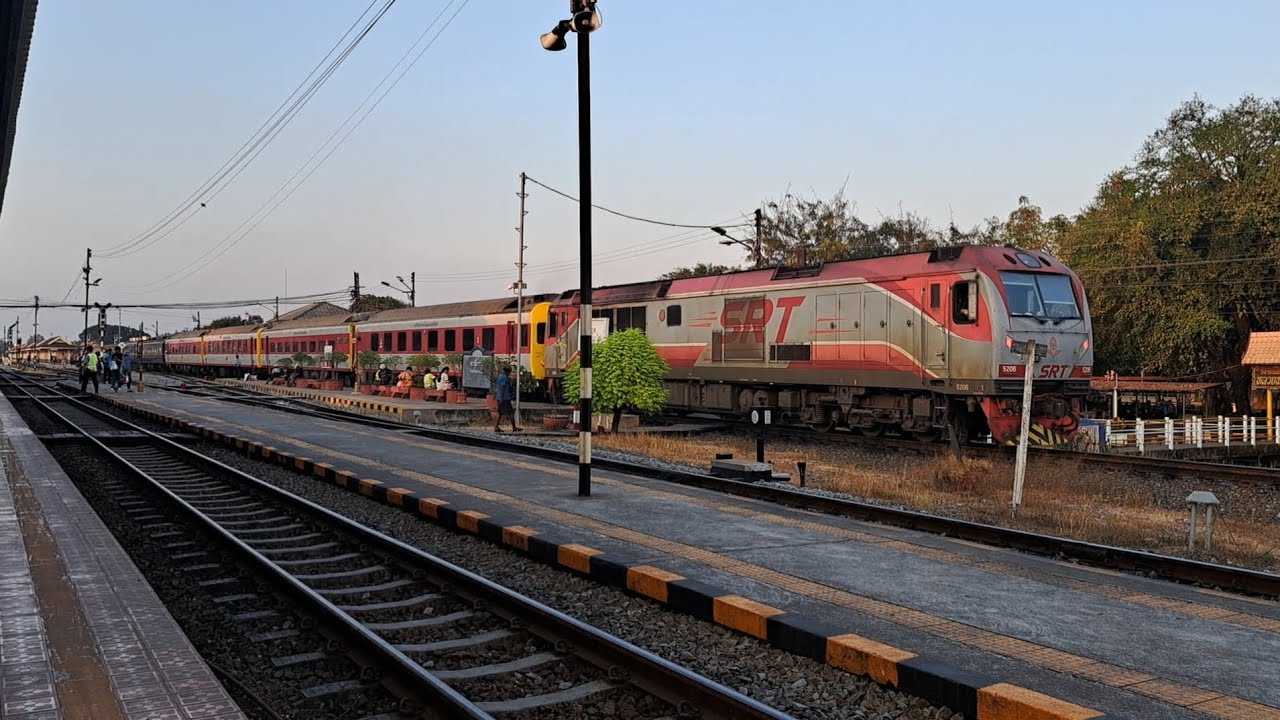 ขบวนนำเที่ยว 926 ขธ.-กท. จอดสถานีรถไฟอยุธยา