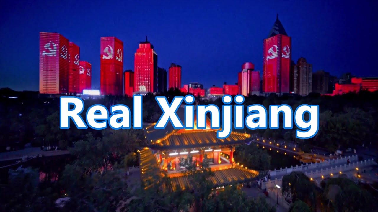 Amazing light show illuminate night sky of Xinjiang, China. | 壯觀的燈光秀照亮了中國新疆的夜空。