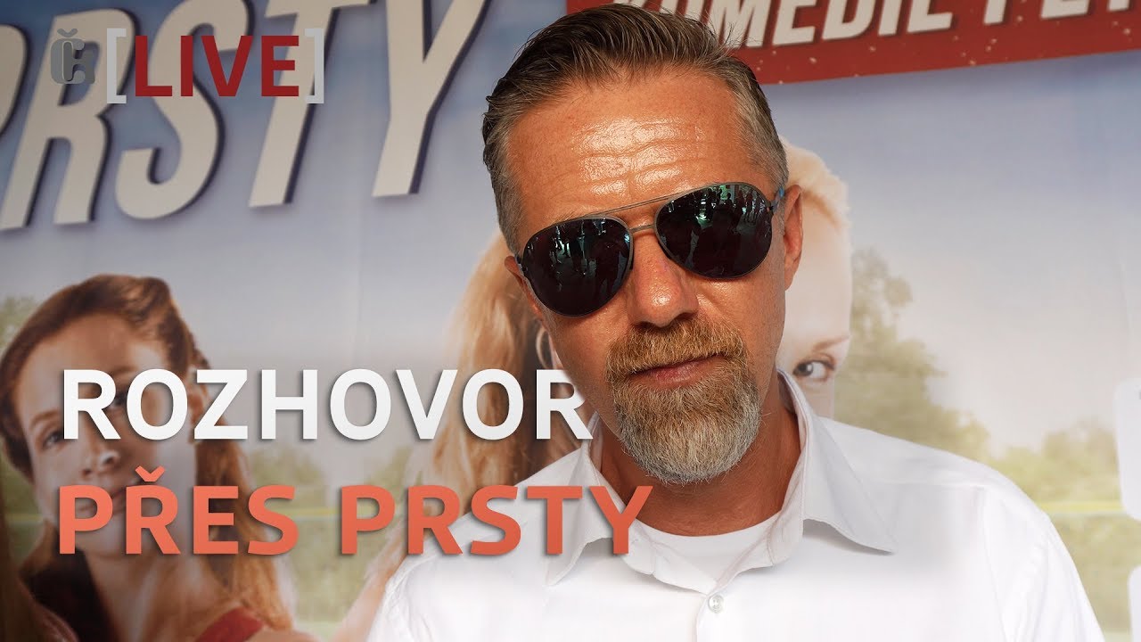 Přes prsty: Jiř&iacute; Langmajer pov&iacute;d&aacute; o nov&eacute; komedii i odhalen&yacute;ch sc&eacute;n&aacute;ch