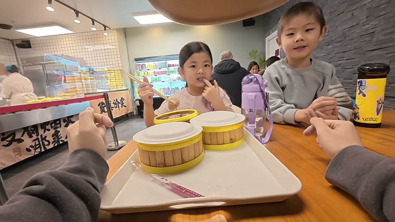 带孩子吃大食堂