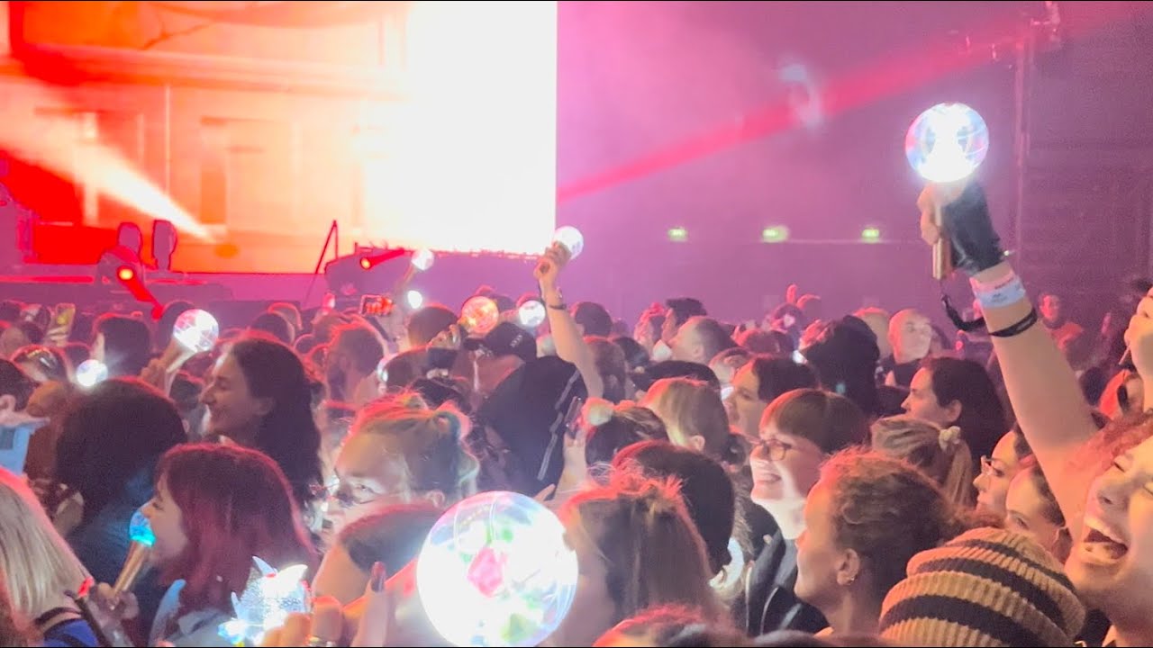 French Atinys Wonderland fanchant - ATEEZ (에이티즈) in Paris 230308