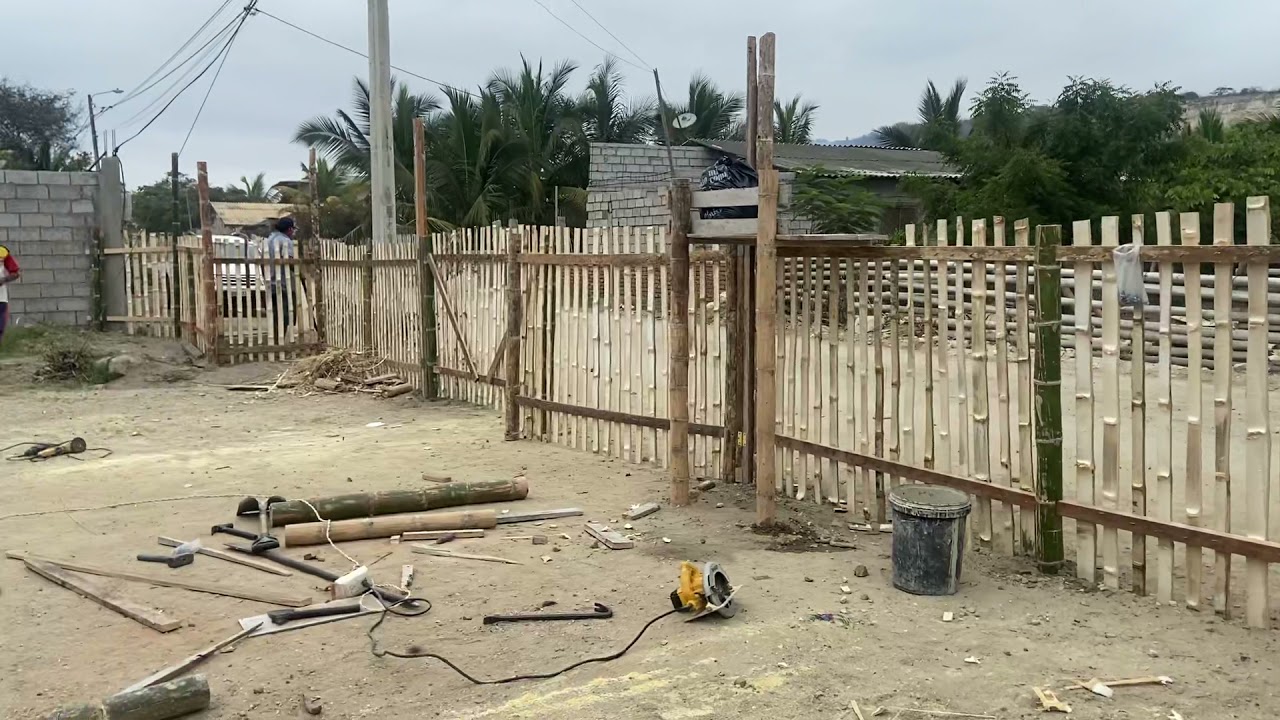 Terminada la cerca de caña en la casa cabaña