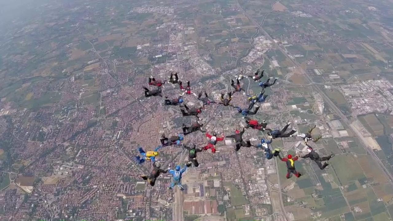 Record italiano di paracadutismo nei cieli reggiani