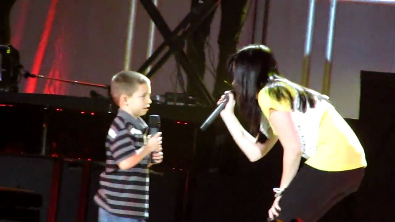 Demi Lovato brings little boy on stage with her to sing 