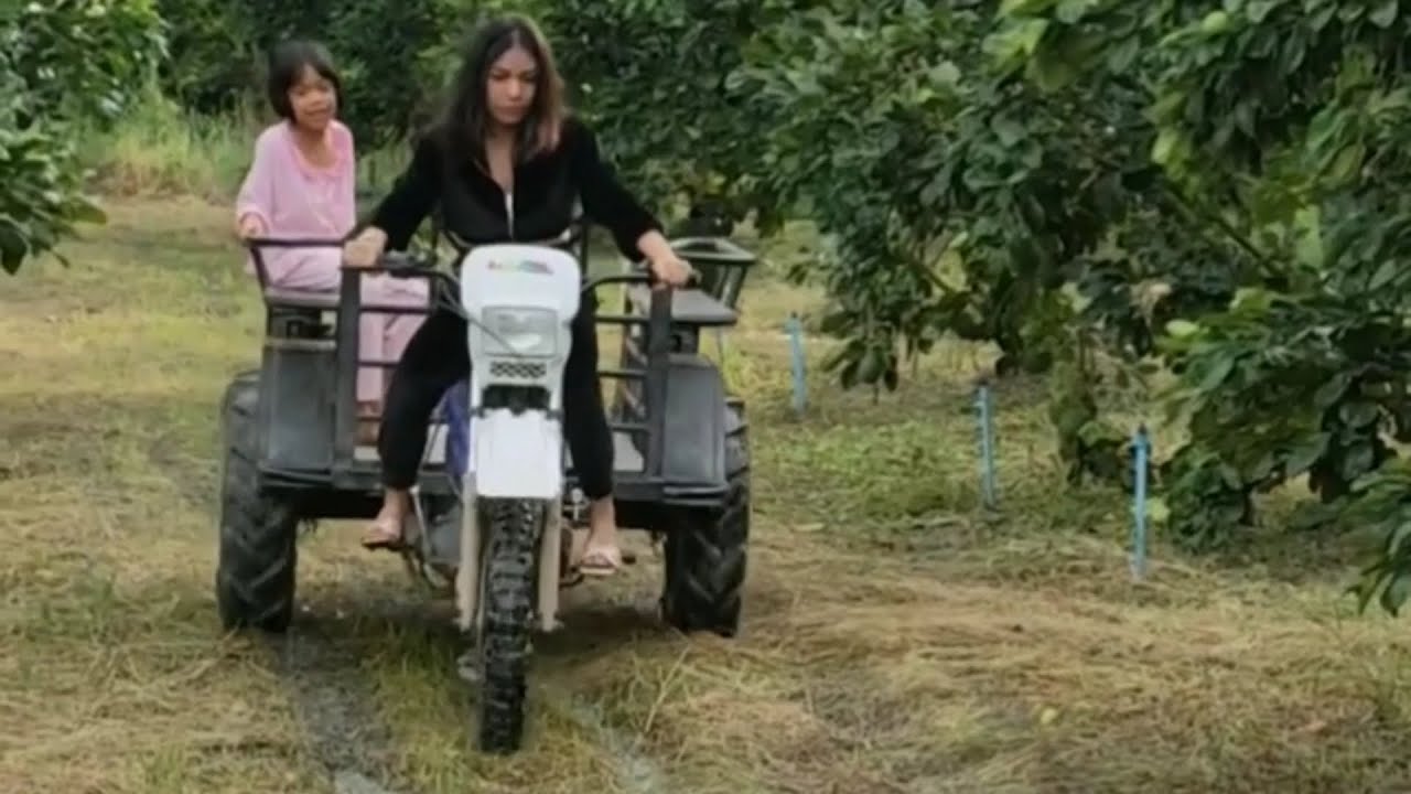 The beauty girl is numpaki gerobak motor