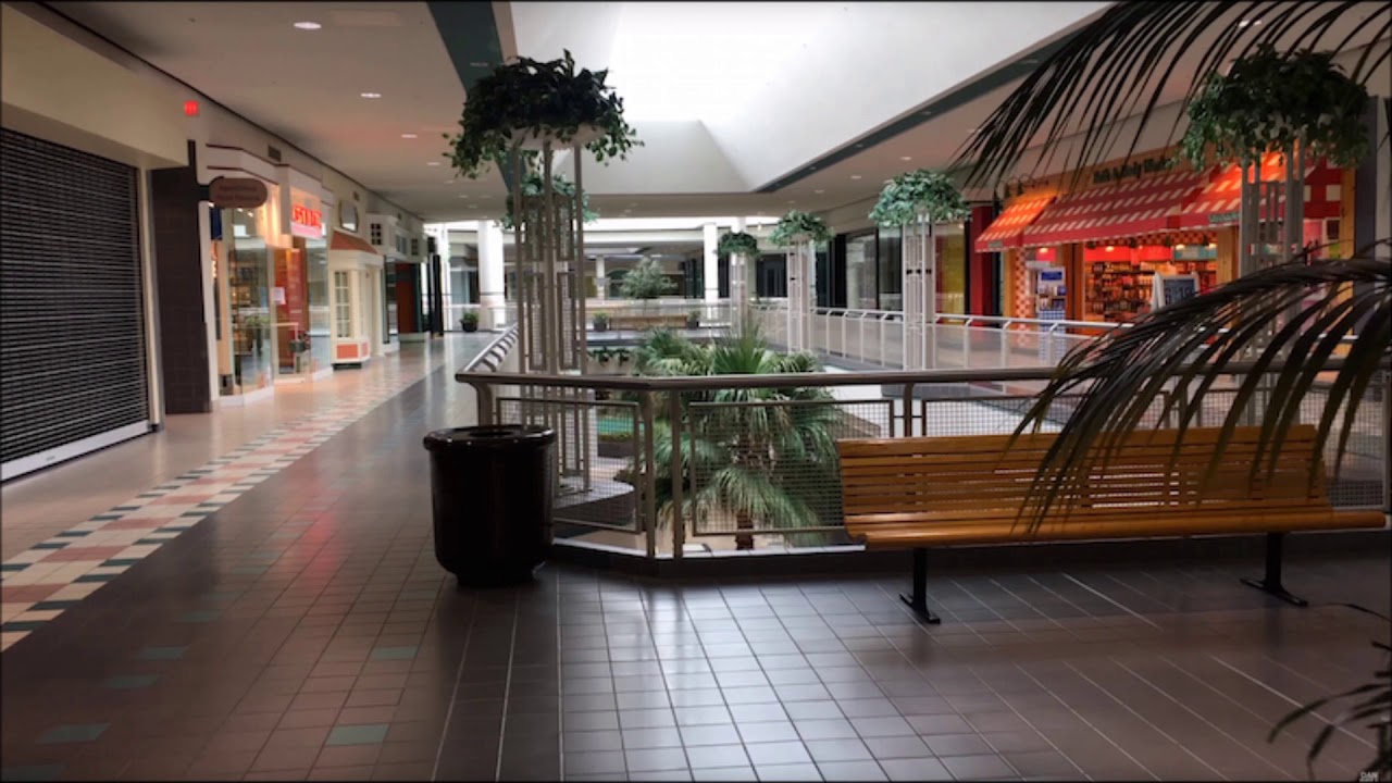 10CC -  I'm Not in Love (playing in an empty mall)