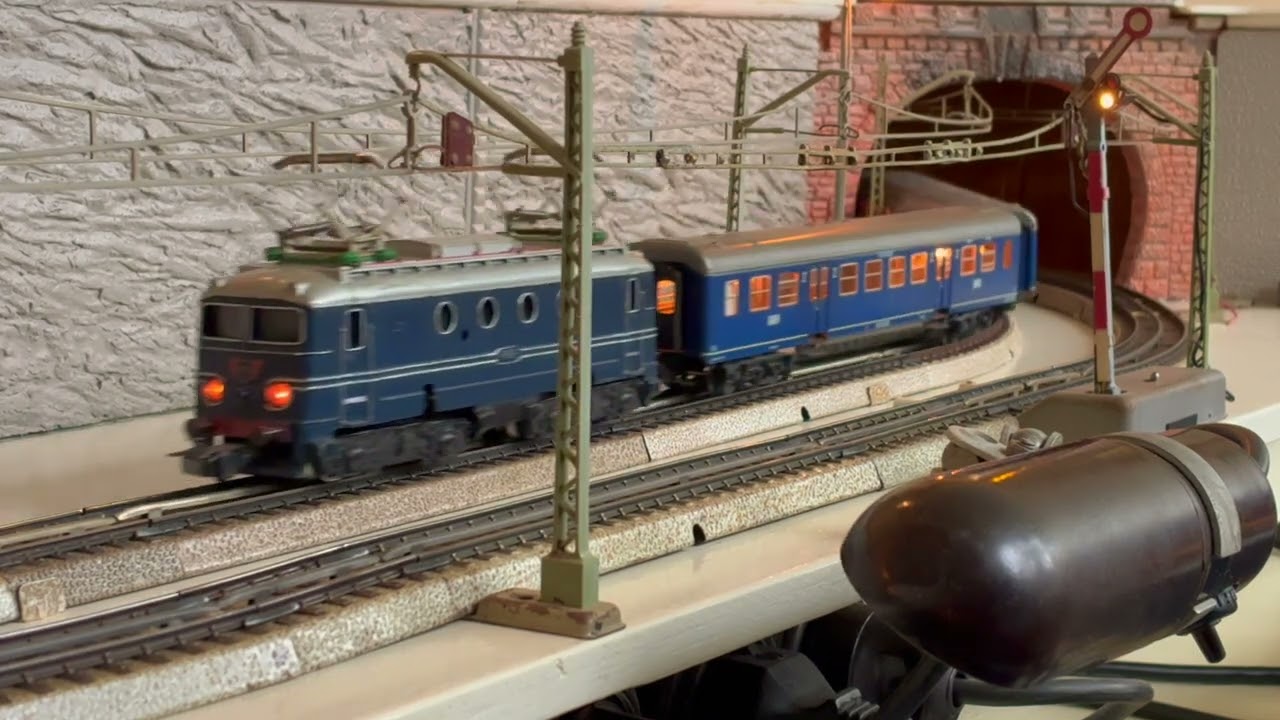 Märklin Nostalgieanlage mit Eloks 3051, 3013 und Dampflok DA800.