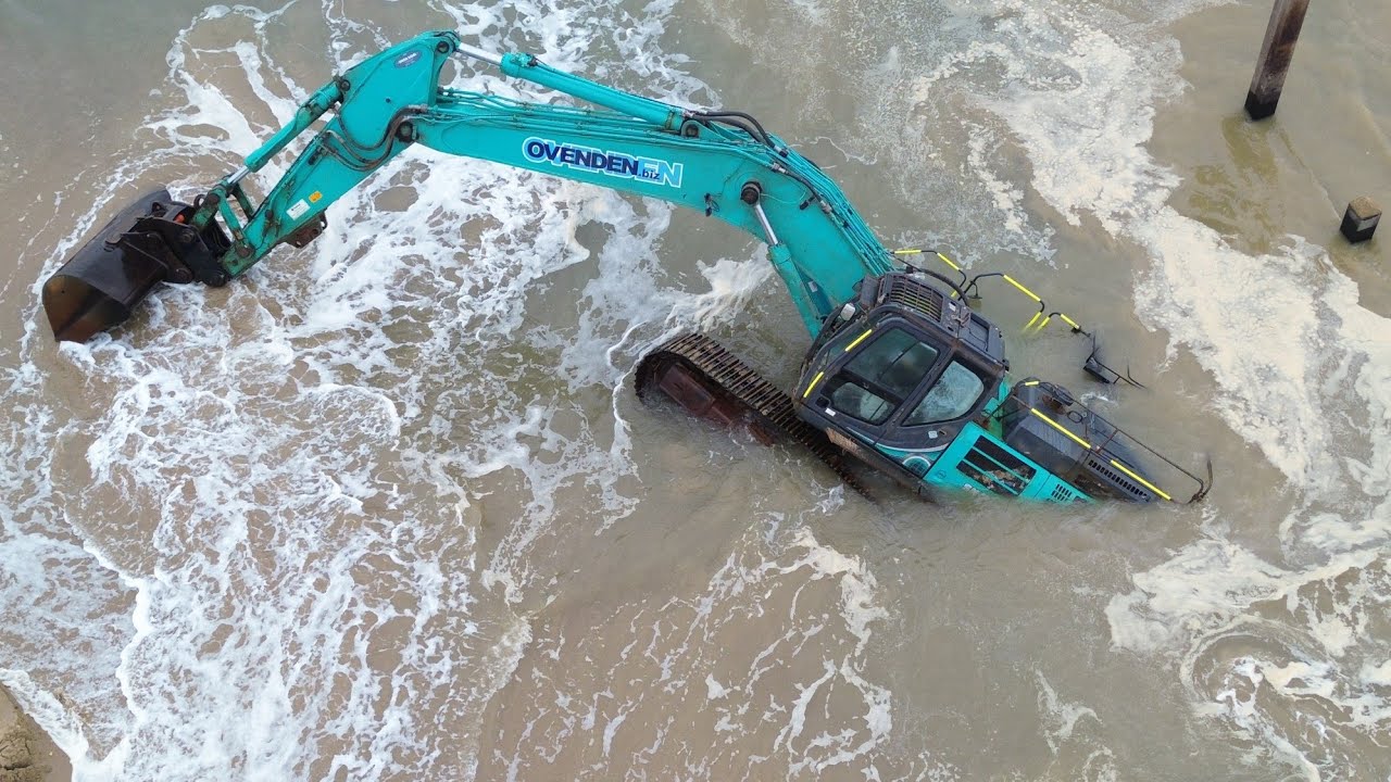 50 TONNE earthmover rescue Bournemouth beach  29th November 2023