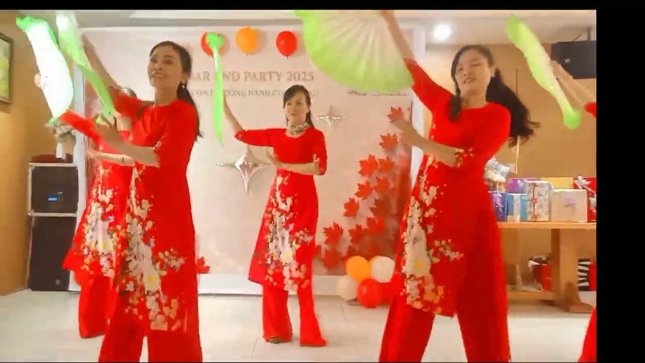 Múa xuân đẹp làm sao CLB Đoàn kết 