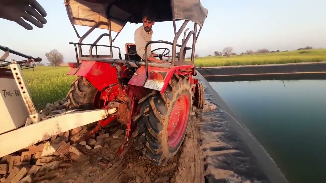 ट्रैक्टर डिग्गी में चला जाता