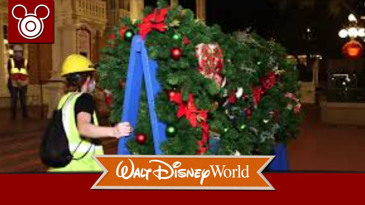 Installing Christmas decorations at the Magic Kingdom van Walt Disney World 2020