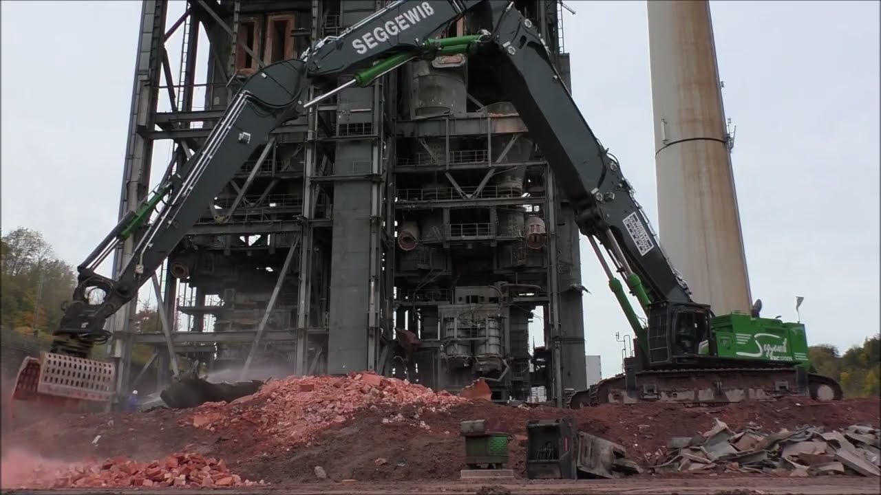 großer Bagger Hitachi KMC 1200S  - Abriss Kraftwerk