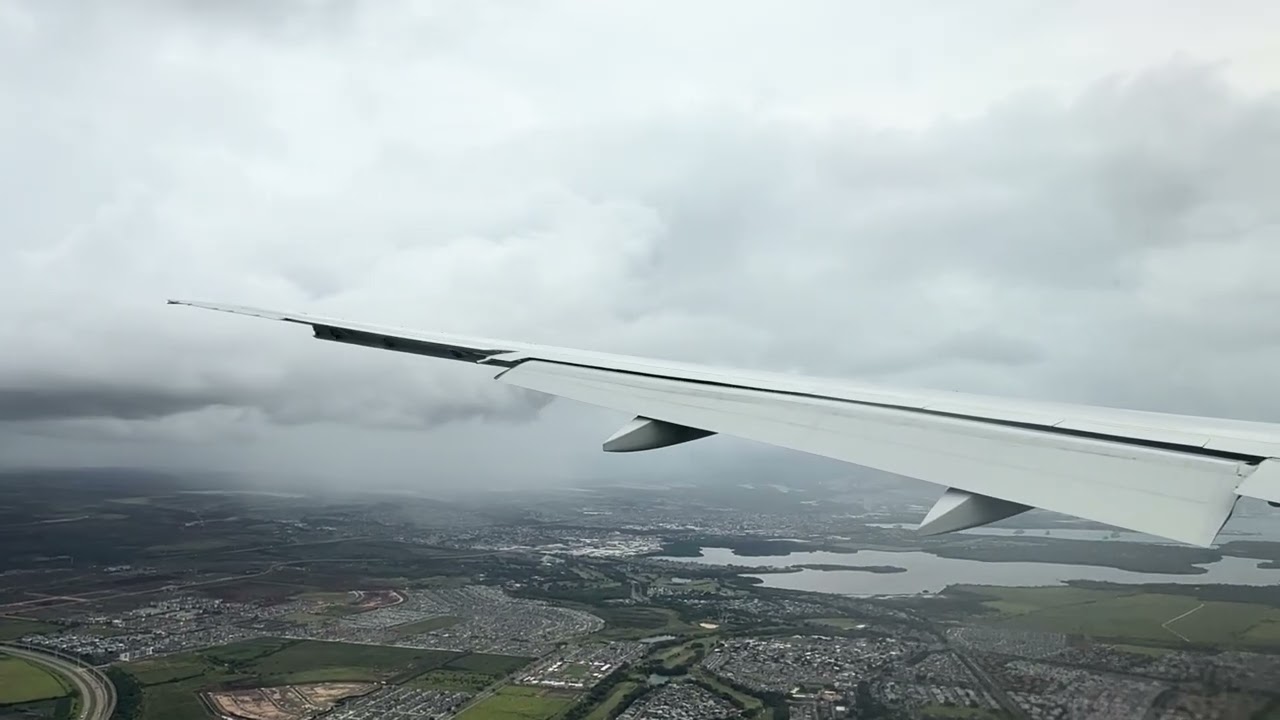 United Airlines Boeing 777-300ER landing in Honolulu International Airport (HNL)